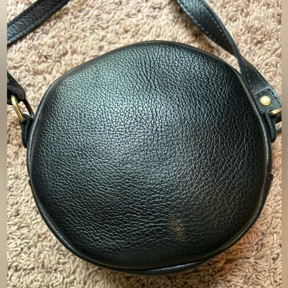 Portland Leather NWOT Small Circle Crossbody Purse Black Pebbled Leather - Picture 3 of 5